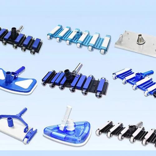 Swimming pool vacuum head for pool accessories